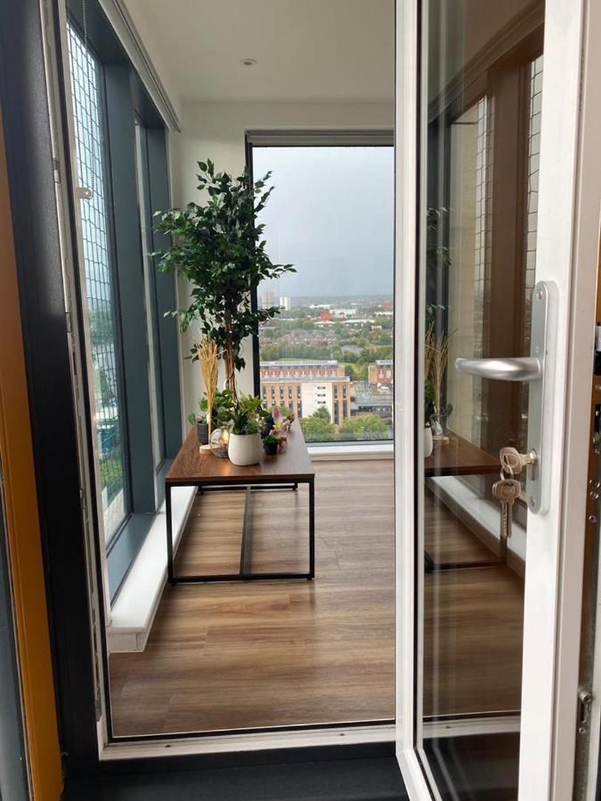 Luxury 2 Bedroom En-Suite Apartment Balcony Views Manchester Esterno foto